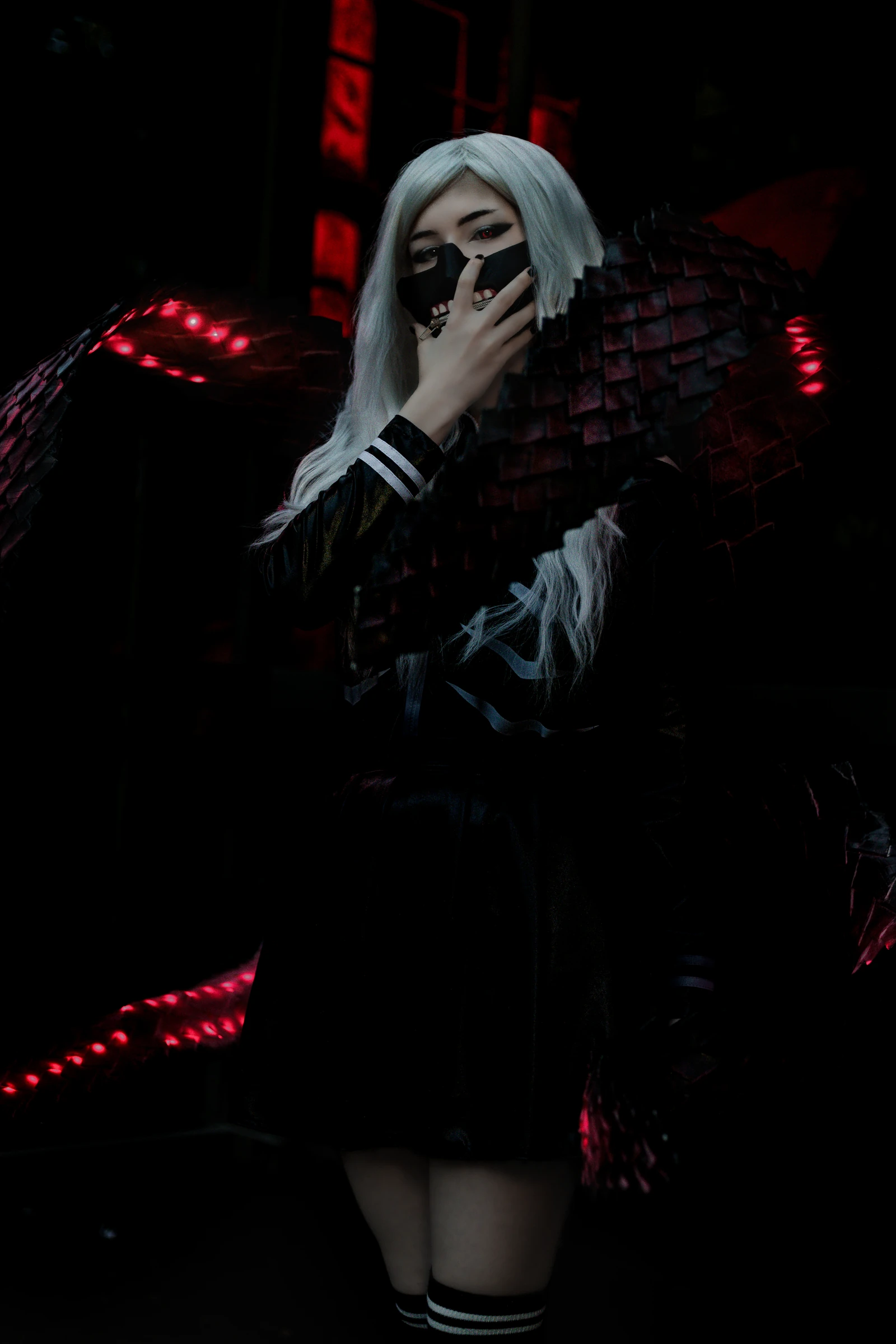 Kaneki-Cosplay mit roten Lichtakzenten