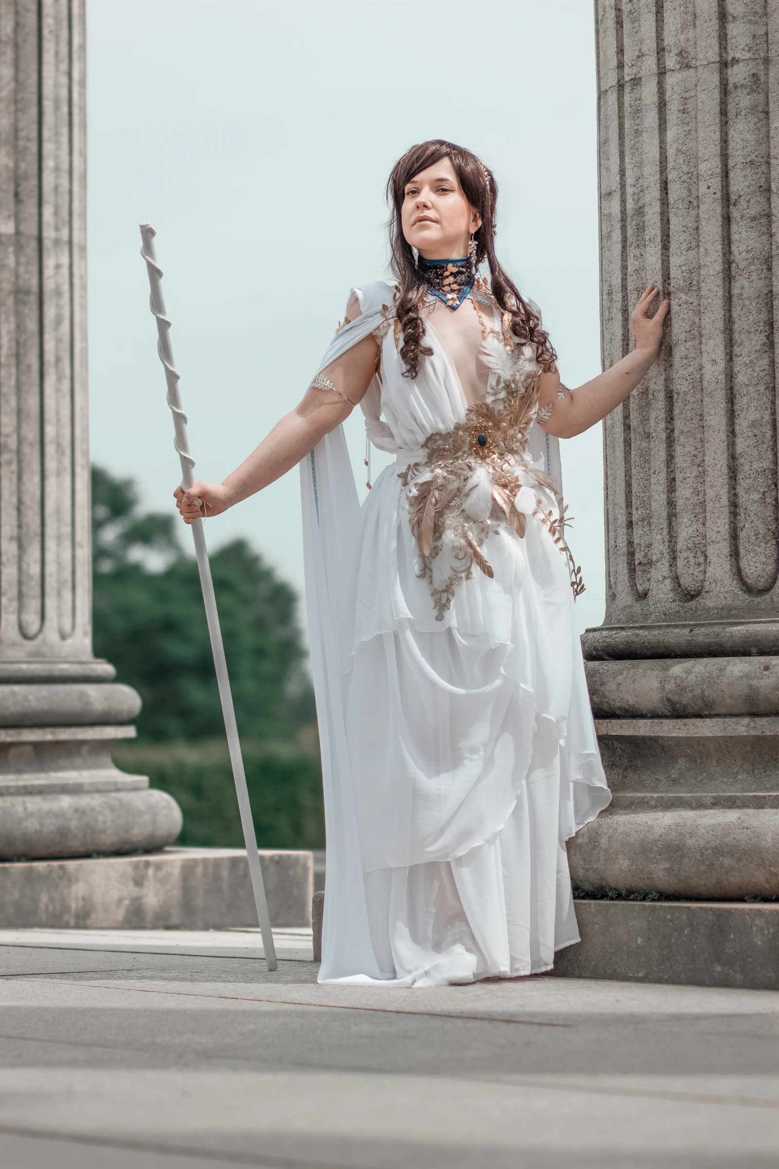 Fantasy-Cosplay in weißem Kleid zwischen Säulen