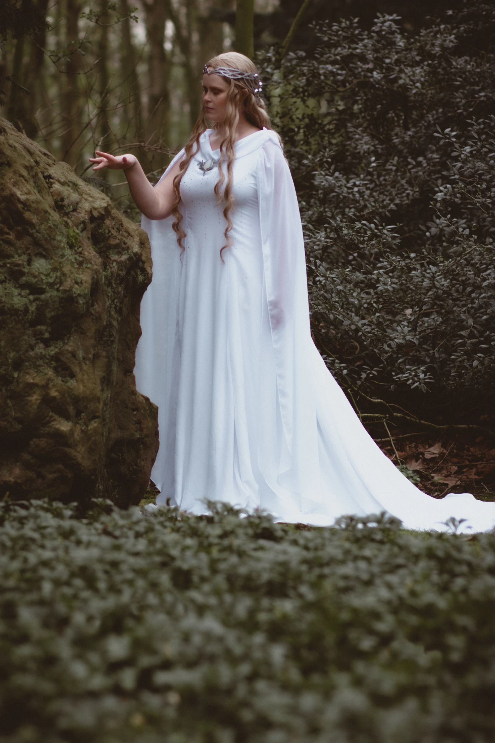 Fantasy-Cosplay im weißen Kleid im Wald