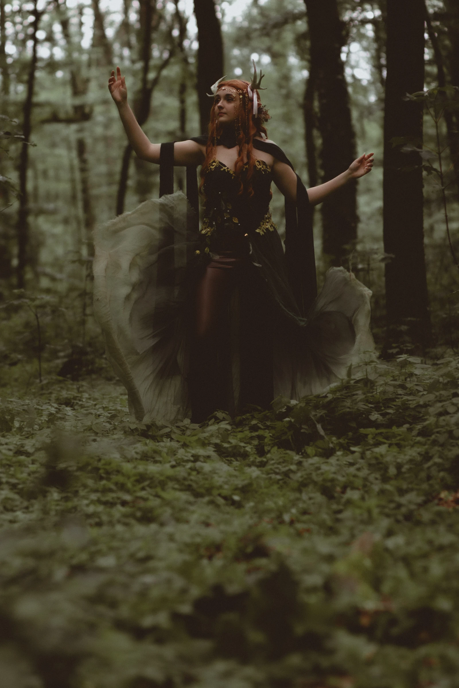 Düsteres Fantasy-Cosplay im Wald