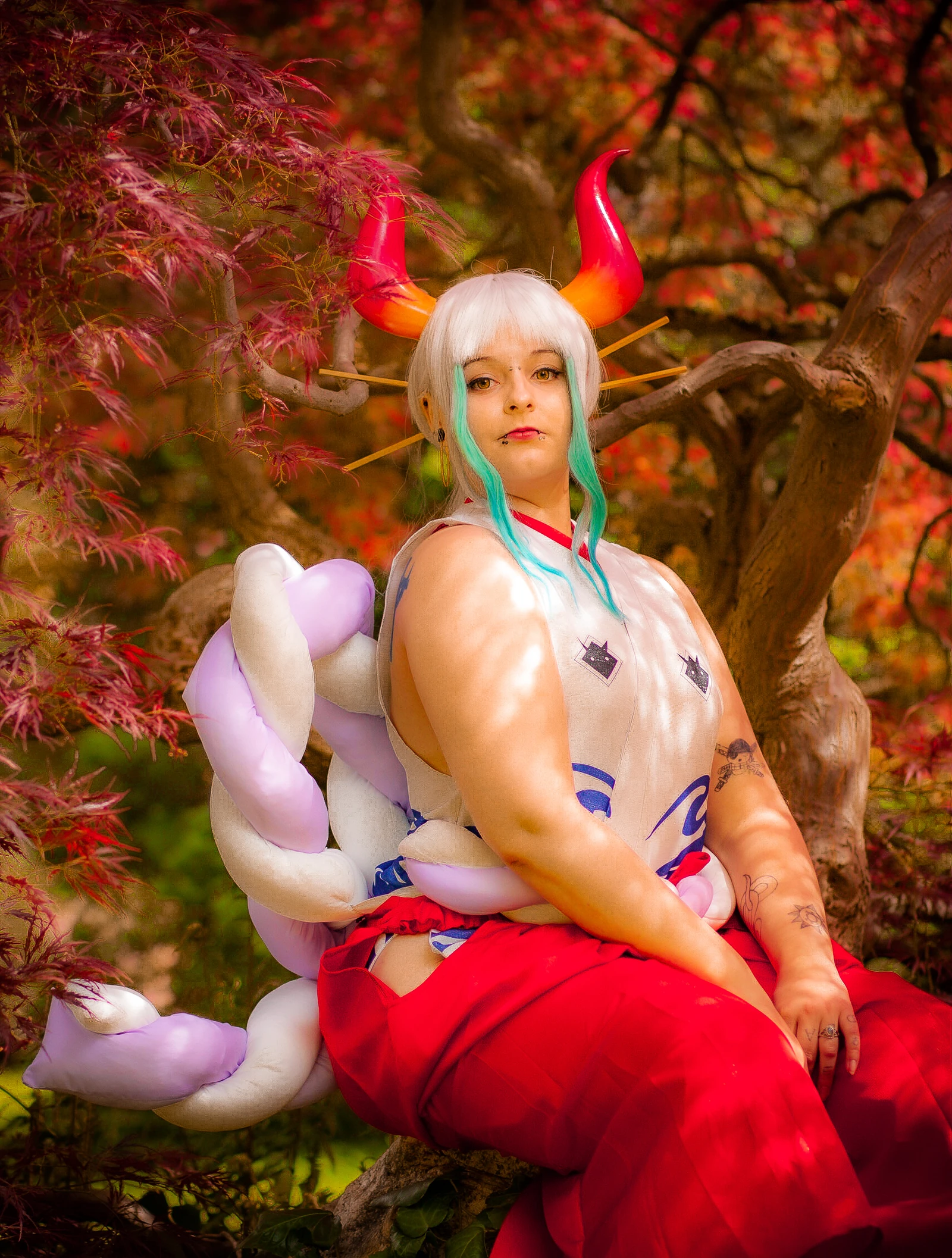 Farbenfrohes Cosplay mit roten Hörnern vor Herbstlaub