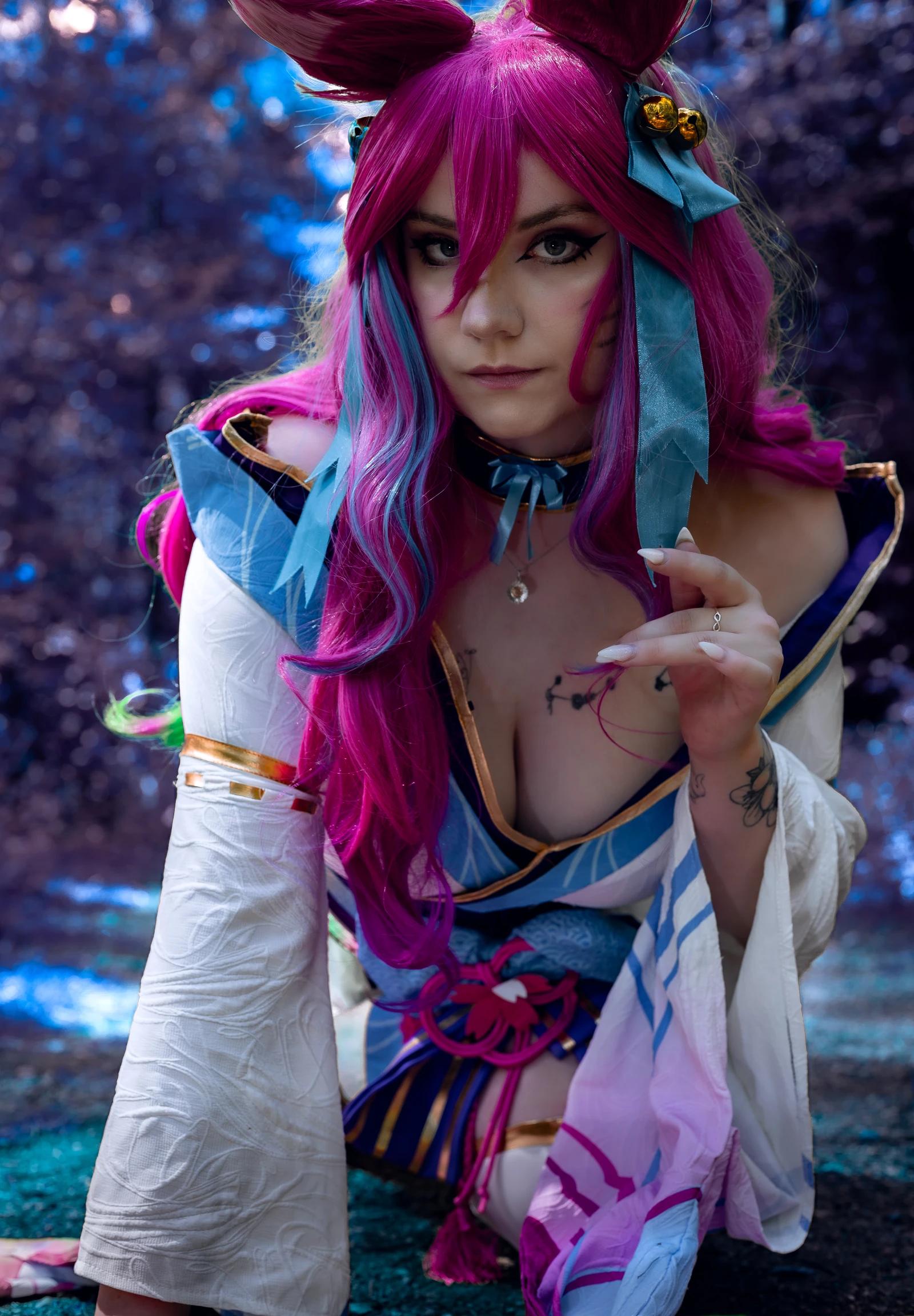 Cosplay mit pinkem Haar und Fuchsohren in einer Waldkulisse