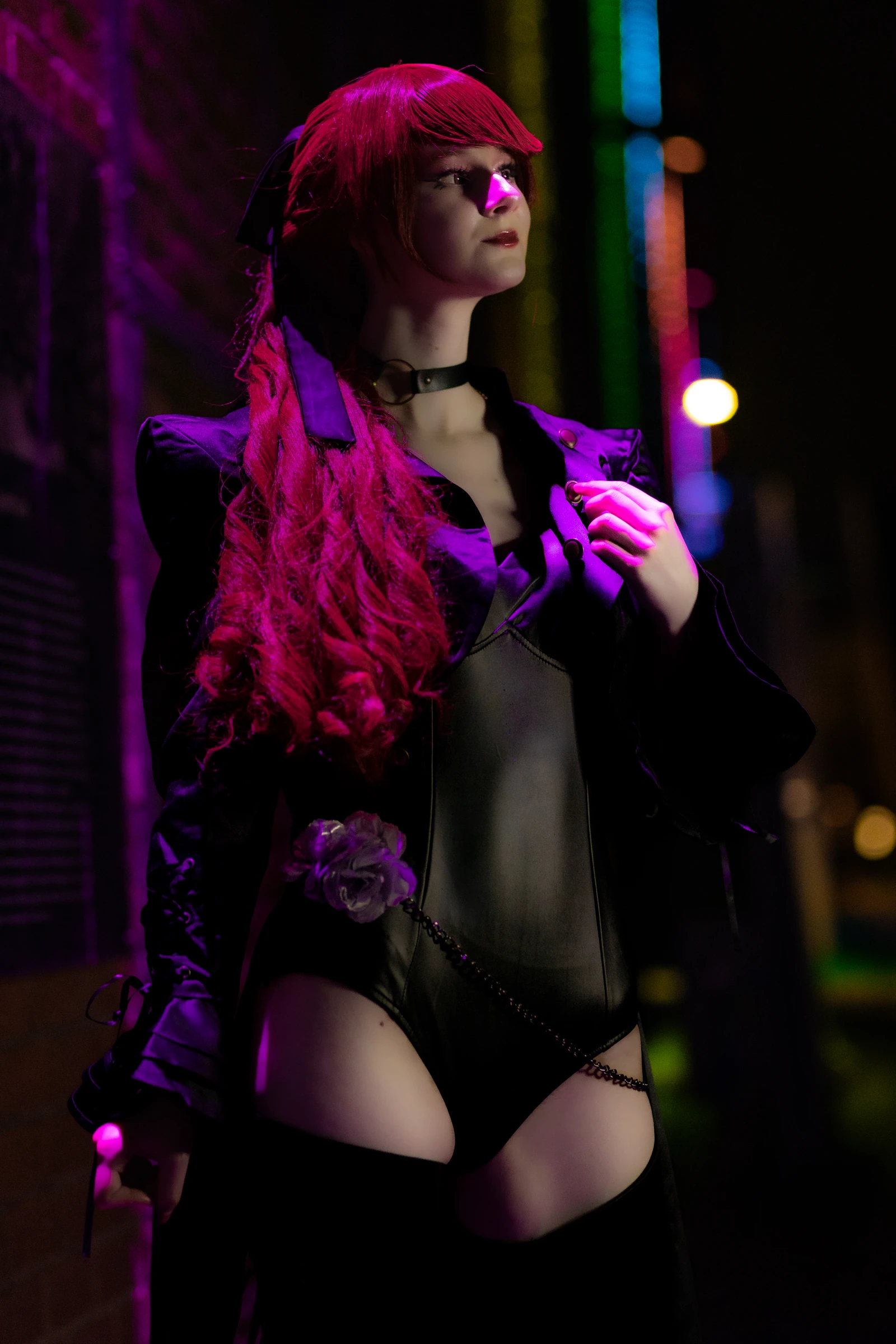 Cosplay-Porträt im violetten und roten Nachtlicht