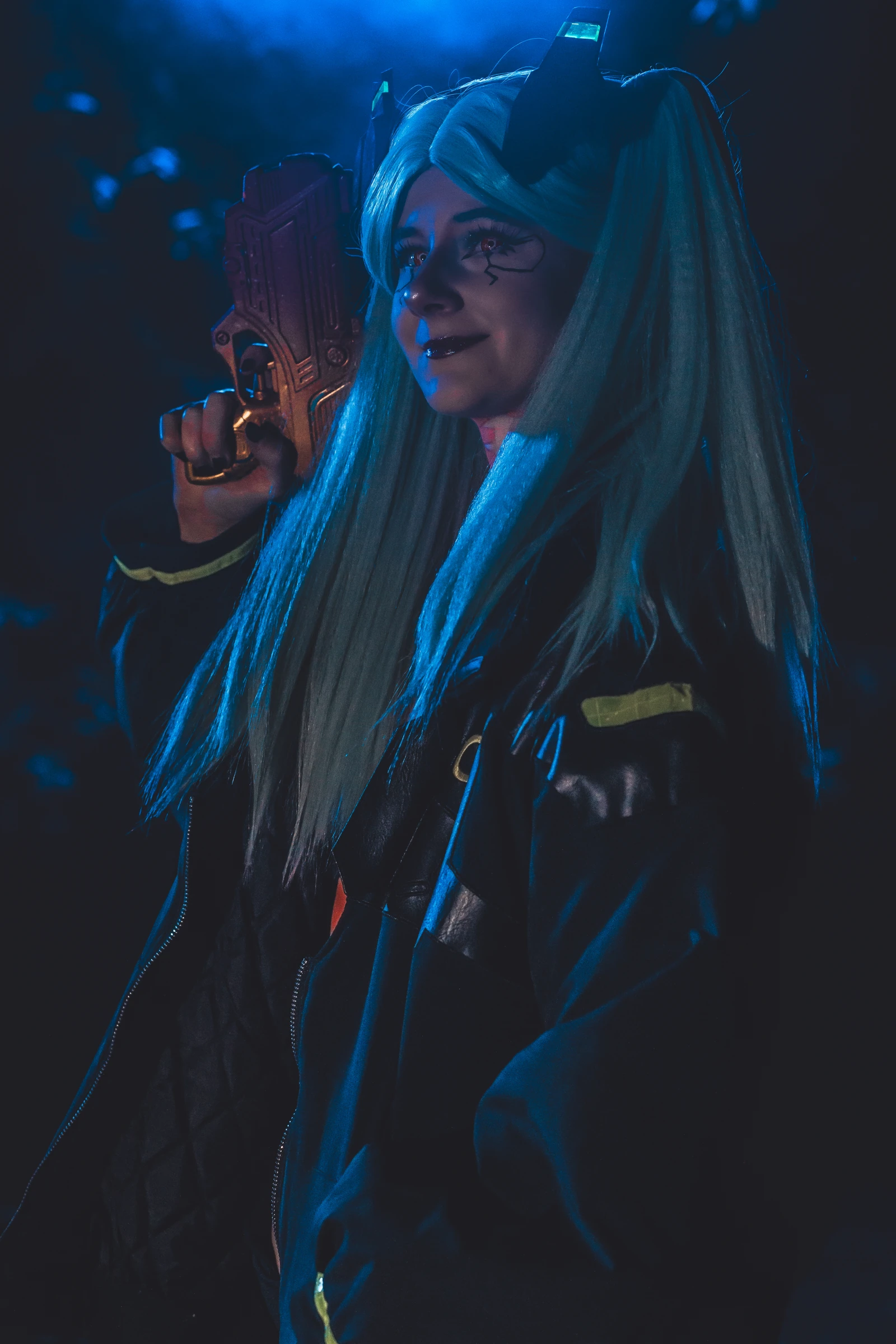 Cosplay mit türkisfarbenem Haar im blauen Neonlicht