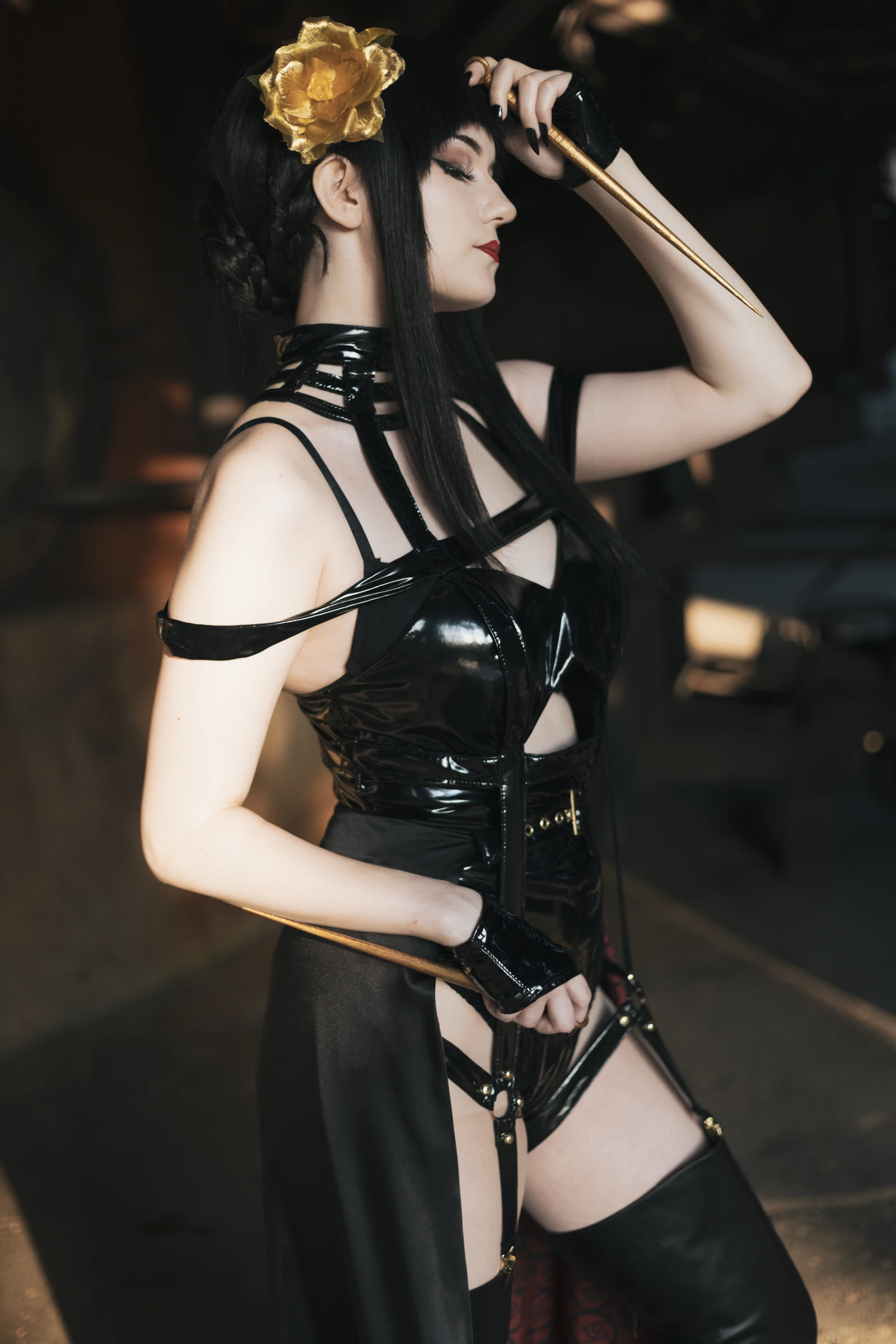 Cosplay-Porträt mit schwarzem Kostüm und goldenen Details