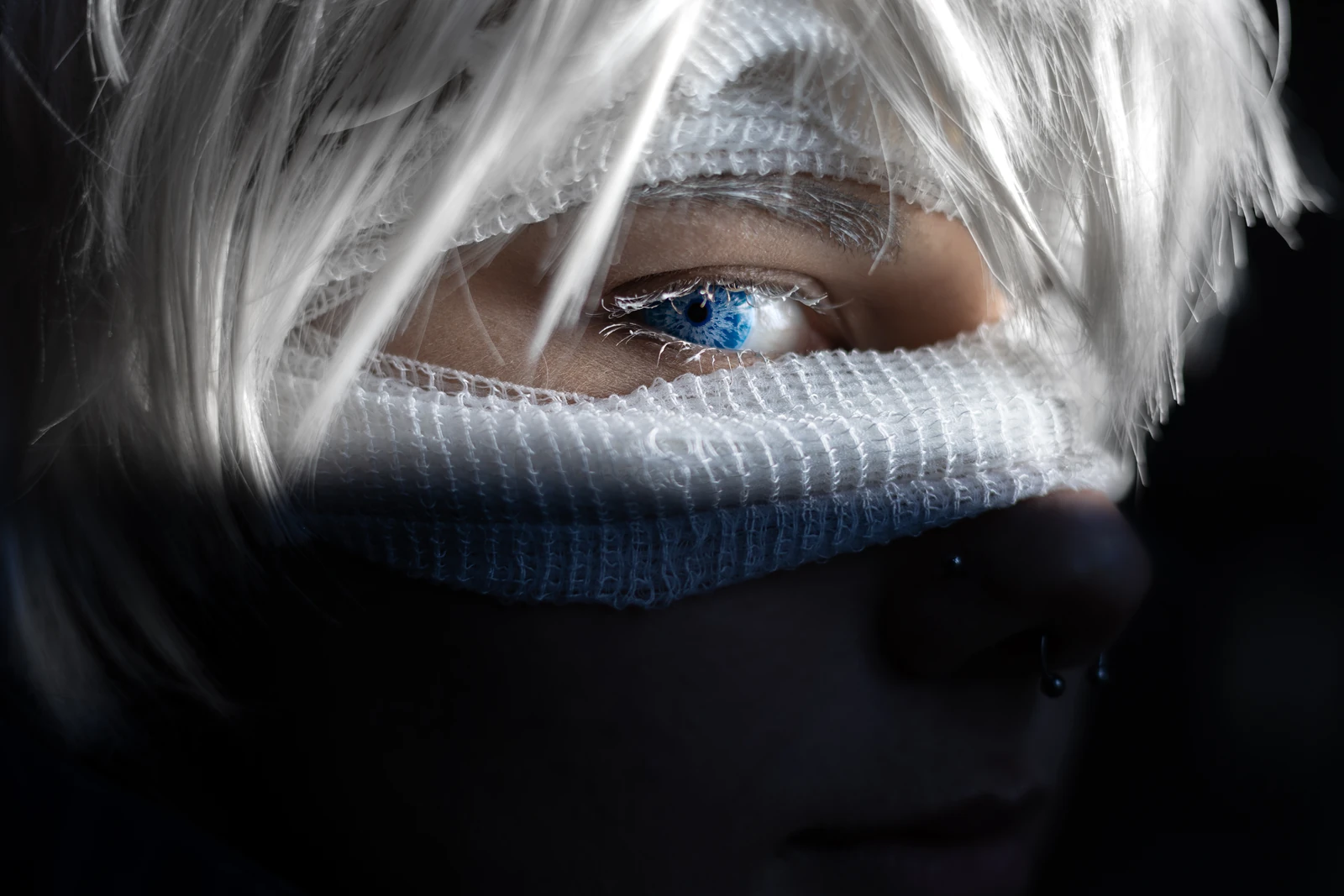 Nahaufnahme eines Cosplays mit weißem Haar und blauem Auge